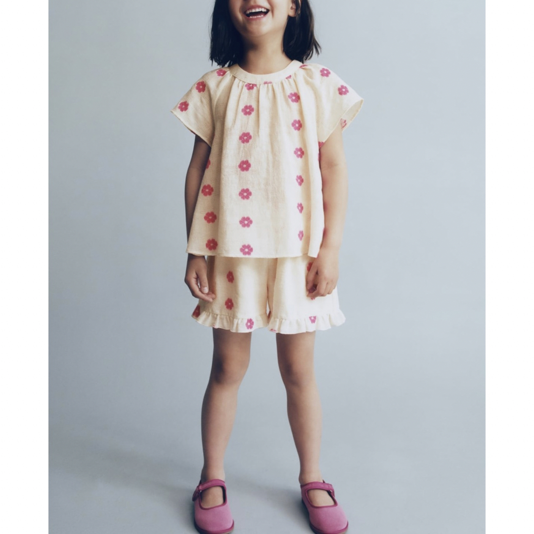 ZARA KIDS(ザラキッズ)のザラ ベビー エンブロイダリー フラワー セットアップ キッズ/ベビー/マタニティのキッズ服女の子用(90cm~)(Tシャツ/カットソー)の商品写真