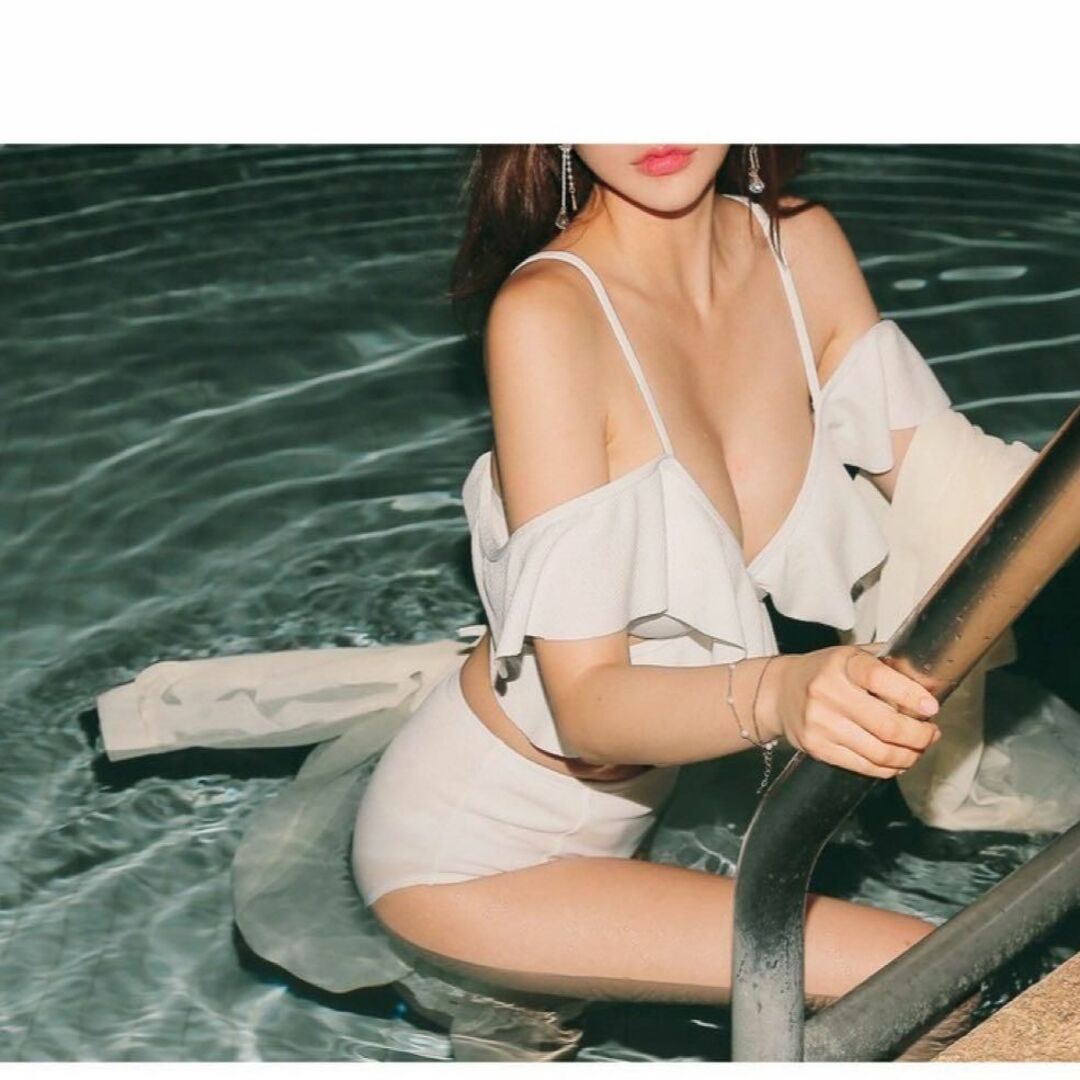⭐︎SALE⭐︎ビキニ　オフショルダー　フリル　ホワイト　セパレート　旅行　韓国 レディースの水着/浴衣(水着)の商品写真