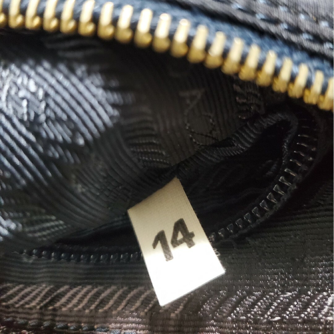 PRADA(プラダ)のPRADA　ゴールドチェーンショルダーバッグ レディースのバッグ(ショルダーバッグ)の商品写真