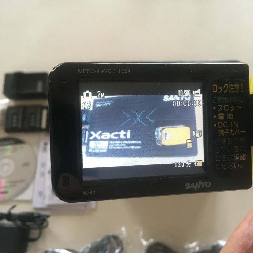 SANYO(サンヨー)のSANYO 防水デジカメ Xacti イエロー DMX-WH1(Y) 中古 スマホ/家電/カメラのカメラ(コンパクトデジタルカメラ)の商品写真