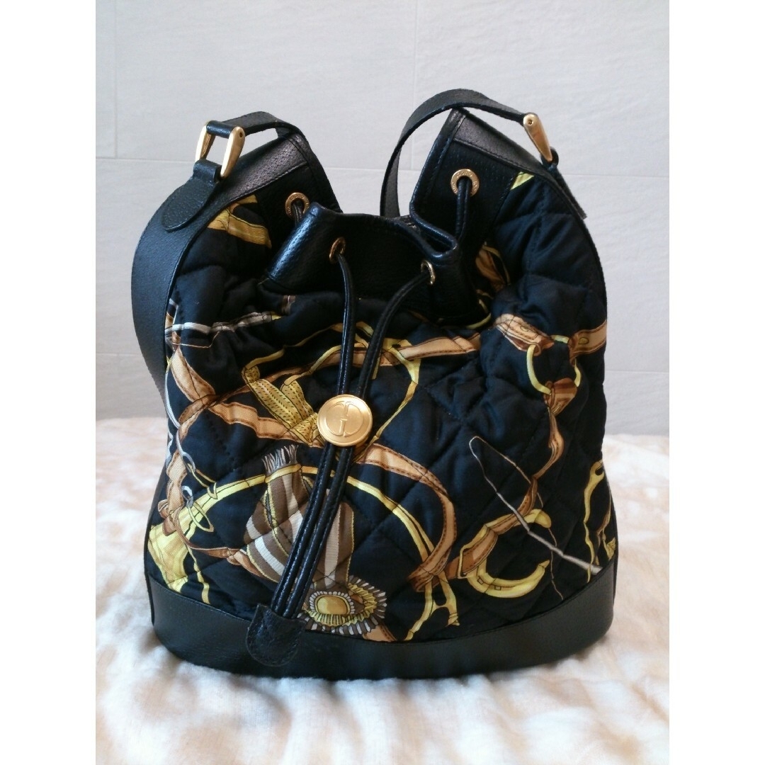 Gucci(グッチ)の✅激レア✨オールドグッチ✨珍しいスカーフ柄*キルティング巾着ショルダーバッグ✨ レディースのバッグ(ショルダーバッグ)の商品写真