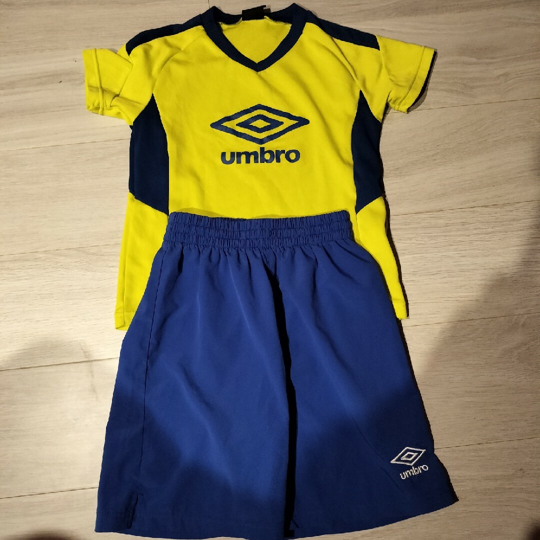 UMBRO(アンブロ)のUMBRO 子供用サッカートレーニングウェア スポーツ/アウトドアのサッカー/フットサル(ウェア)の商品写真