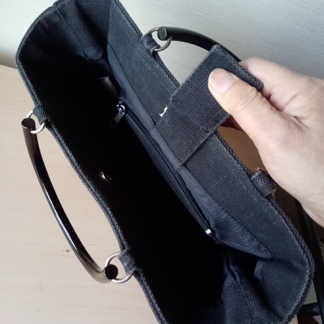 ELLE de ELLE　黒　ハンドバッグ　無地 レディースのバッグ(ハンドバッグ)の商品写真