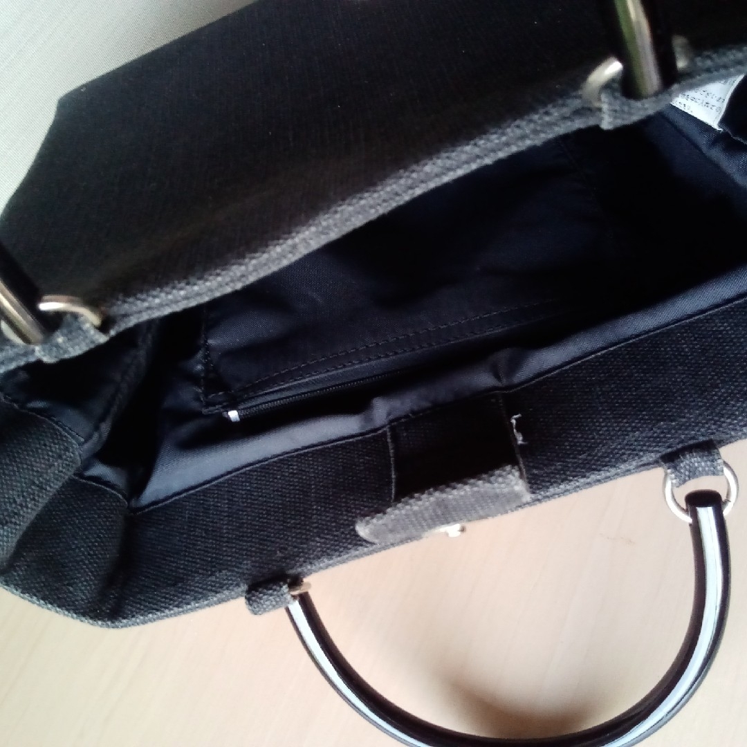 ELLE de ELLE　黒　ハンドバッグ　無地 レディースのバッグ(ハンドバッグ)の商品写真