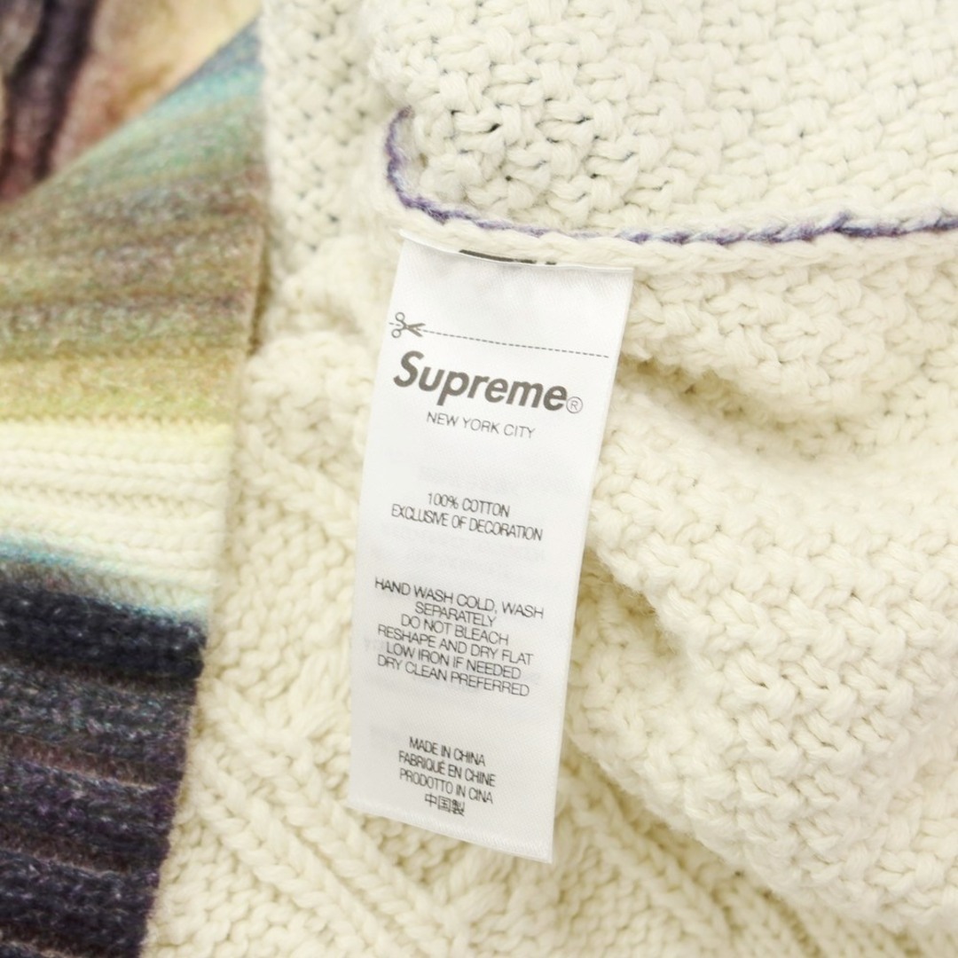 Supreme(シュプリーム)の【中古】シュプリーム Supreme 2023年春夏 Kurt Cobain Sweater ケーブル編み ミドルゲージコットン プリント ニット オフホワイトxブルー系【サイズL】【メンズ】 メンズのトップス(ニット/セーター)の商品写真