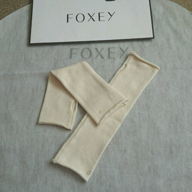 FOXEY(フォクシー)のFOXEY♥カシミヤアームウォーマー✨ オフホワイト 未使用 レディースのファッション小物(手袋)の商品写真