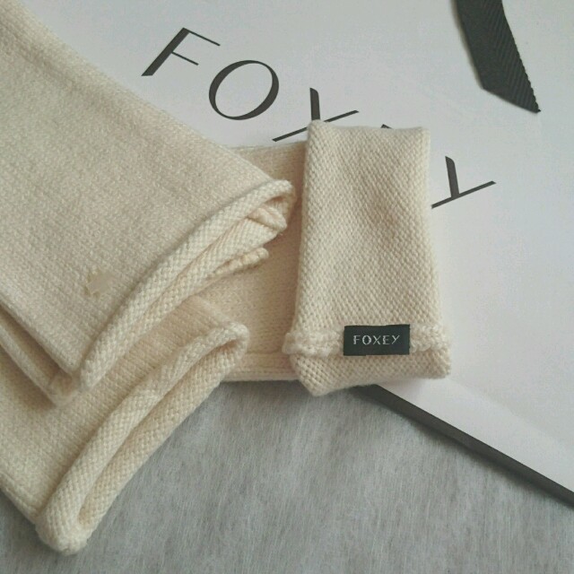 FOXEY(フォクシー)のFOXEY♥カシミヤアームウォーマー✨ オフホワイト 未使用 レディースのファッション小物(手袋)の商品写真
