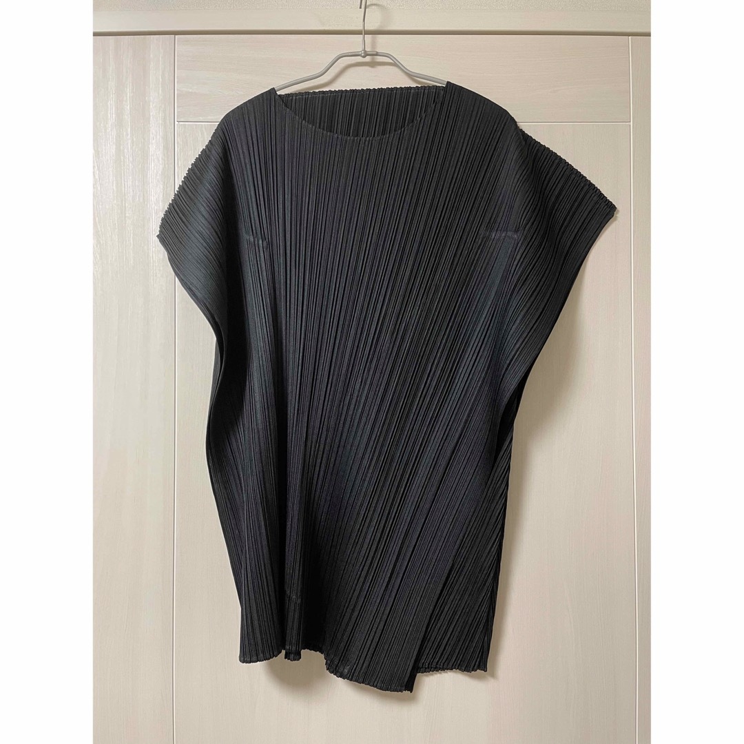 PLEATS PLEASE ISSEY MIYAKE(プリーツプリーズイッセイミヤケ)の美品 プリーツプリーズ ブラック　黒 トップス  イッセイミヤケ 春夏物 レディースのトップス(シャツ/ブラウス(半袖/袖なし))の商品写真