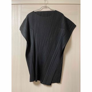 プリーツプリーズイッセイミヤケ(PLEATS PLEASE ISSEY MIYAKE)の美品 プリーツプリーズ ブラック　黒 トップス  イッセイミヤケ 春夏物(シャツ/ブラウス(半袖/袖なし))