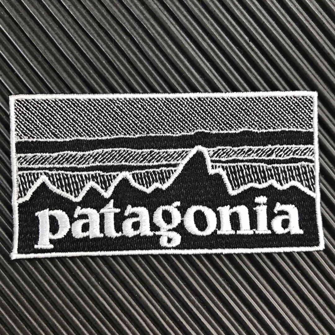 patagonia(パタゴニア)の90×48mm PATAGONIAフィッツロイ モノクロアイロンワッペン -36 ハンドメイドの素材/材料(各種パーツ)の商品写真