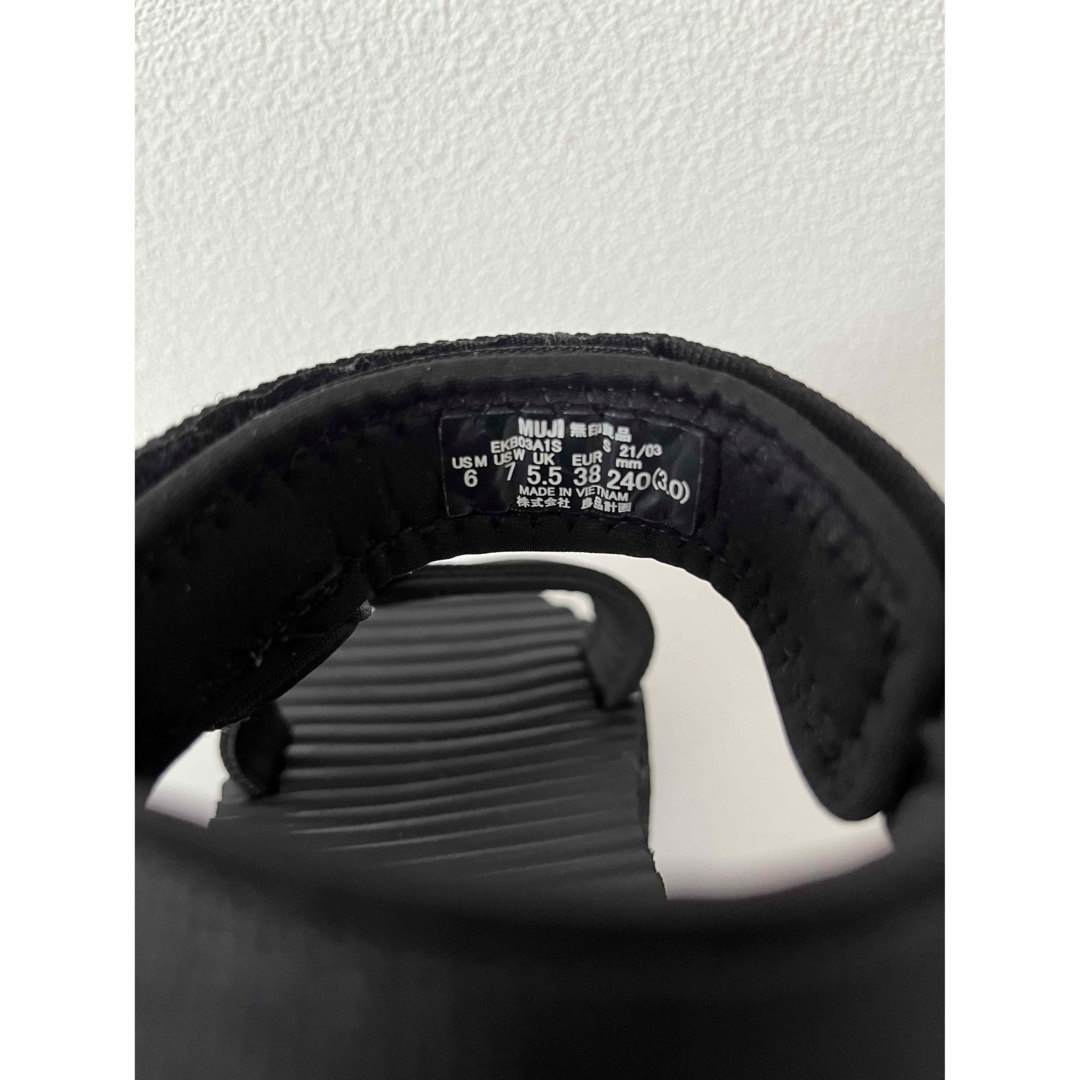 MUJI (無印良品)(ムジルシリョウヒン)の無印良品　MUJI 波型ソールテープベルトサンダル　Ｓサイズ　黒   レディースの靴/シューズ(サンダル)の商品写真