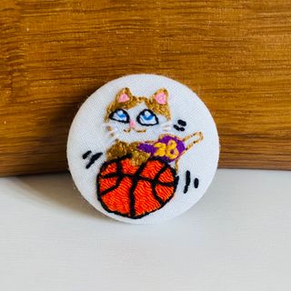 刺繍ブローチ くるみボタン バスケットボール 猫 ねこ 刺繍