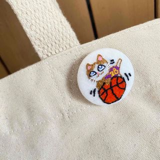 刺繍ブローチ くるみボタン バスケットボール 猫 ねこ 刺繍の通販 by