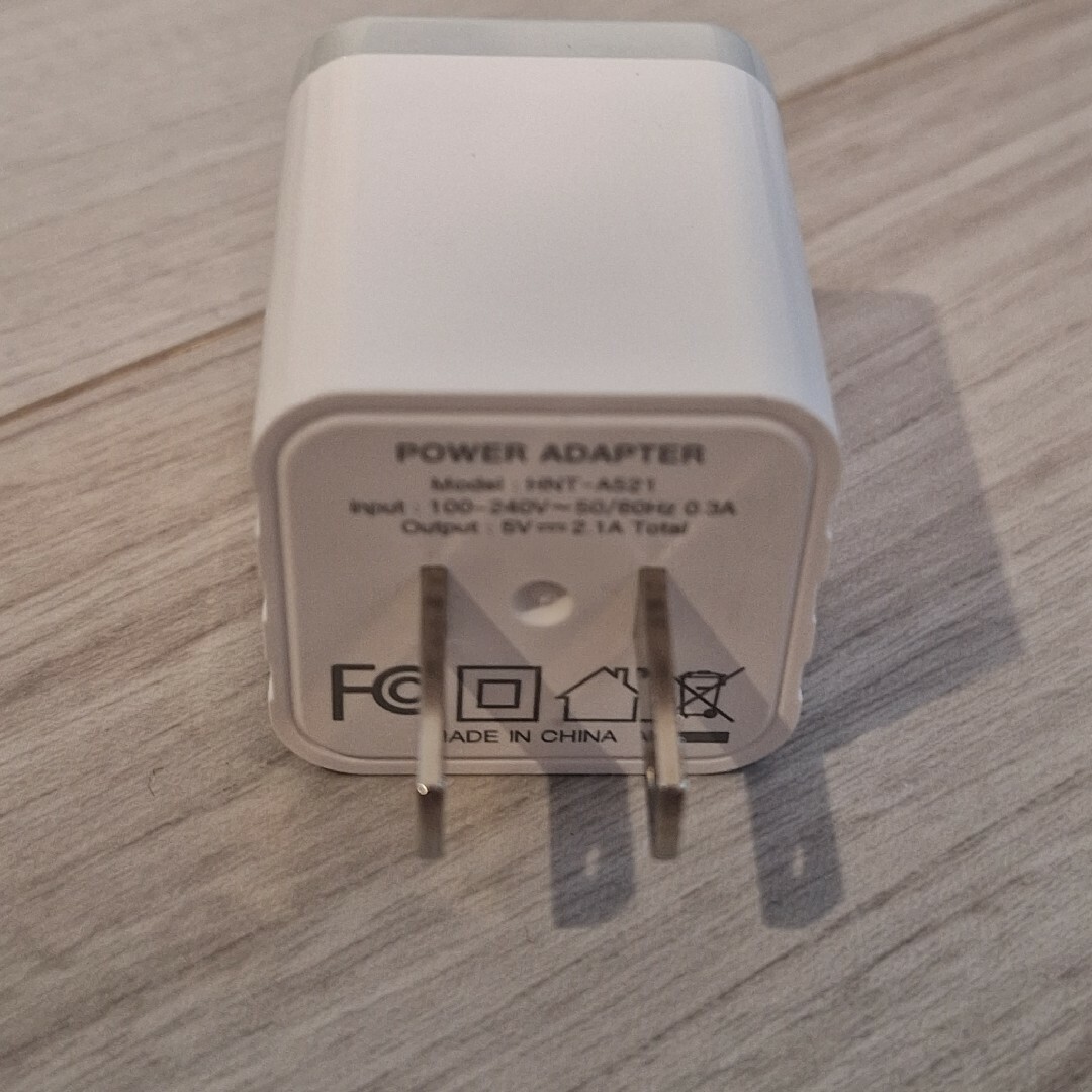 ACアダプター USBポート2個 スマホ/家電/カメラのスマートフォン/携帯電話(バッテリー/充電器)の商品写真