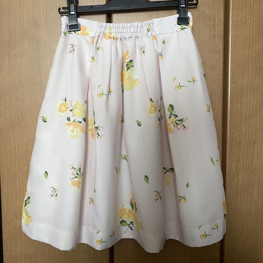 MERCURYDUO(マーキュリーデュオ)のMERCURYDUO フォールフラワータックスカート ベビーピンク レディースのスカート(ひざ丈スカート)の商品写真