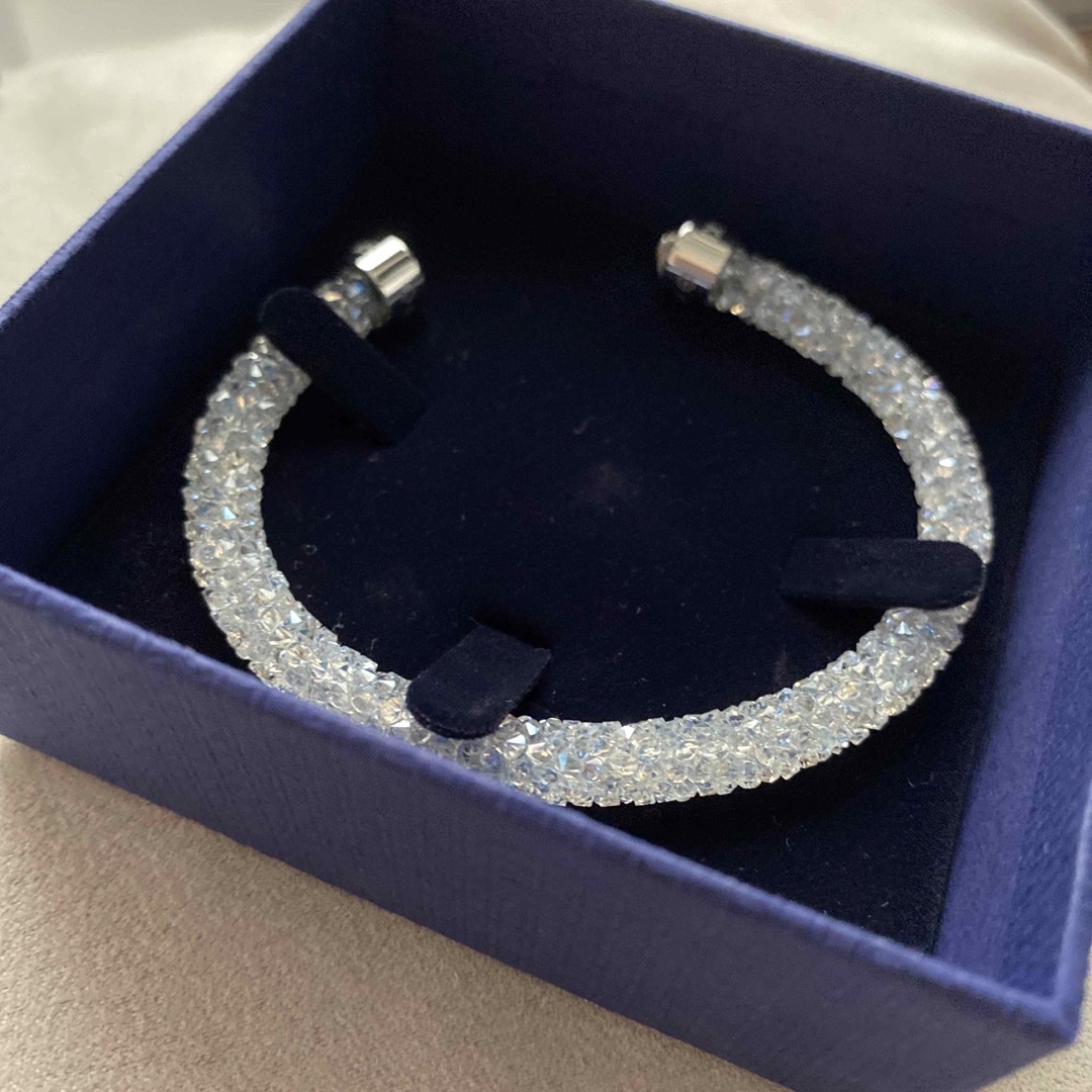 SWAROVSKI(スワロフスキー)のスワロフスキー バングル レディースのアクセサリー(ブレスレット/バングル)の商品写真