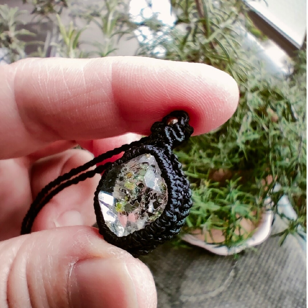 No.948 妖艶花タマゴ型ネックレス(中)