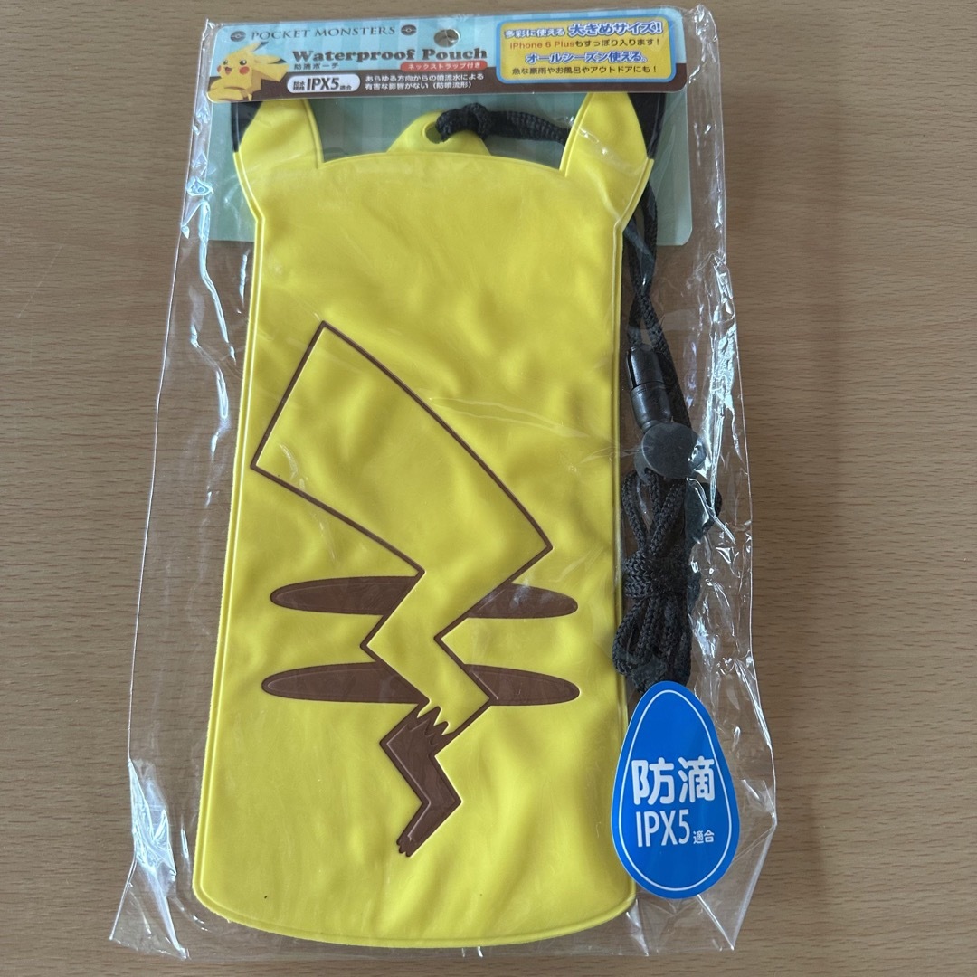 ポケモン(ポケモン)のポケモン　新品　スマホ　防水ケース　ポーチ　ネックストラップ付き　ピカチュウ スマホ/家電/カメラのスマホアクセサリー(iPhoneケース)の商品写真