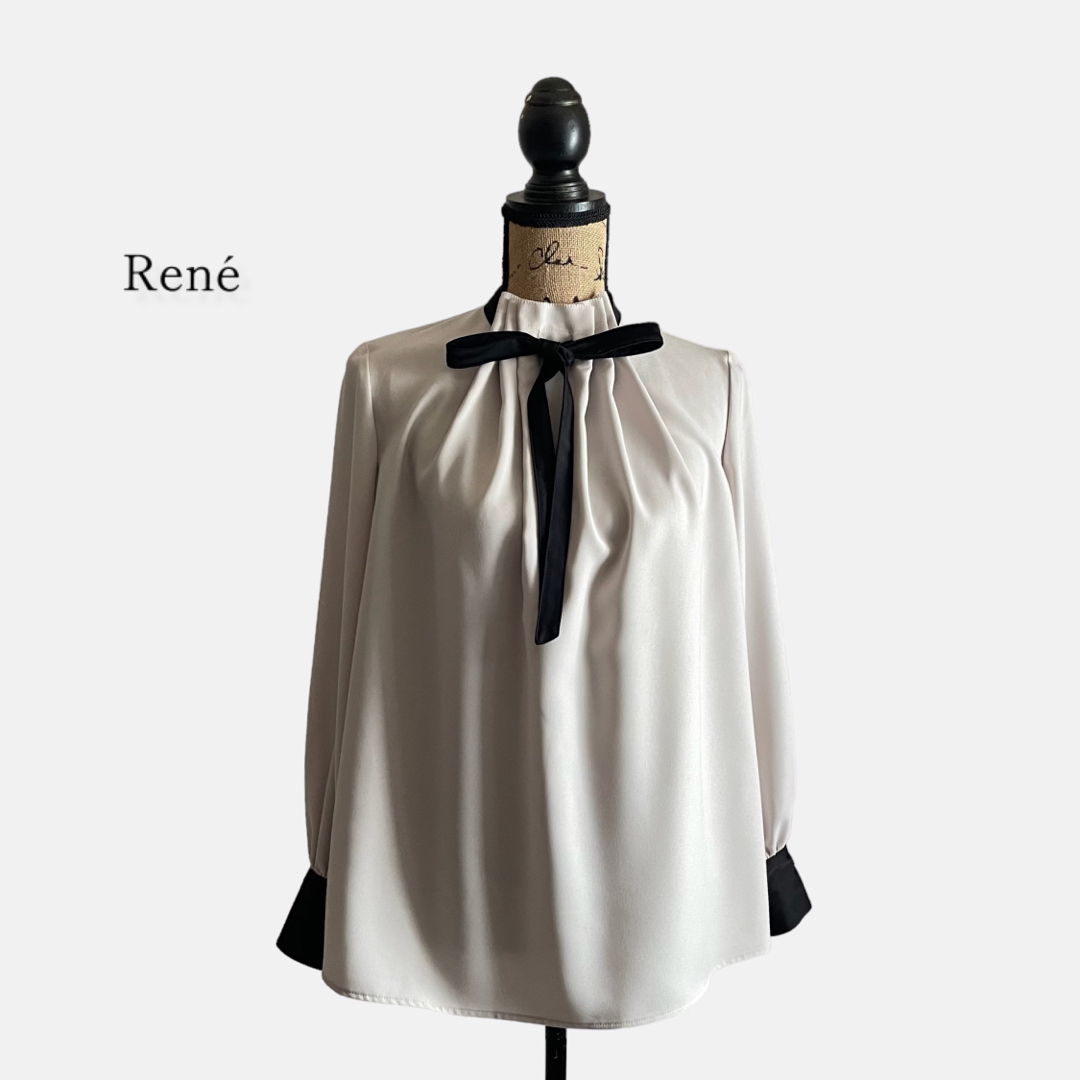 René(ルネ)の2023年René ルネ Lady Blouse ミルクホワイト リボン パール レディースのトップス(シャツ/ブラウス(長袖/七分))の商品写真