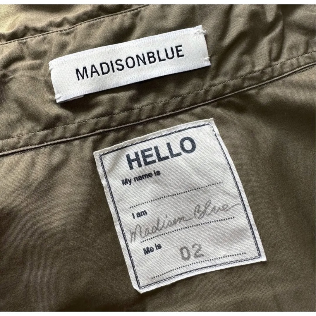 MADISONBLUE(マディソンブルー)の新品タグ付  マディソンブルー マダムシャツ ロゴ刺繍  カーキ  02 レディースのトップス(シャツ/ブラウス(長袖/七分))の商品写真