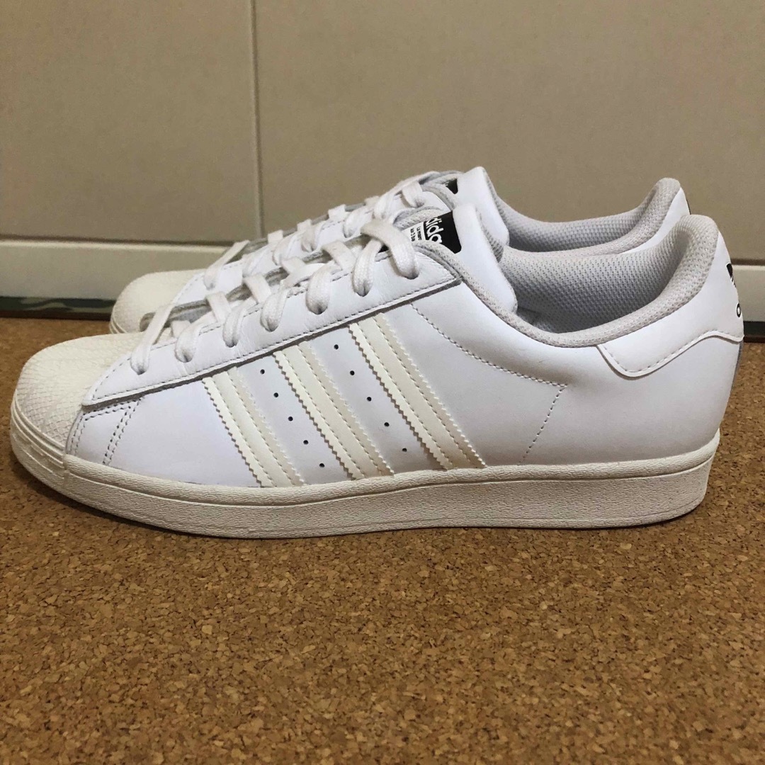 adidas(アディダス)の美品 adidas originals superstar 白×白 26.5 メンズの靴/シューズ(スニーカー)の商品写真