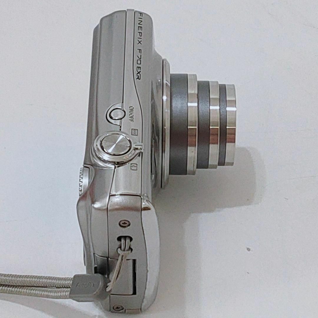 富士フイルム(フジフイルム)のFUJIFILM FINEPIX F70 EXR シルバー デジカメ デジカメ スマホ/家電/カメラのカメラ(コンパクトデジタルカメラ)の商品写真