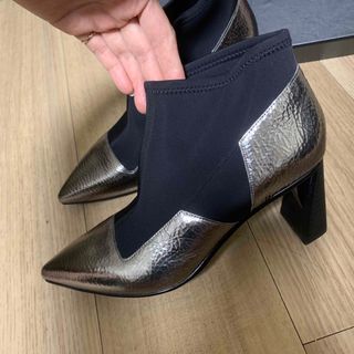 UNITED NUDE ユナイテッドヌード Zink Vita Bootie Mid カウレザー + ネオプレン ブーティ 26340008 35(22.5cm) GUN METAL UN ポインテッドトゥ ブーツ シューズ【新古品】【UNITED NUDE】