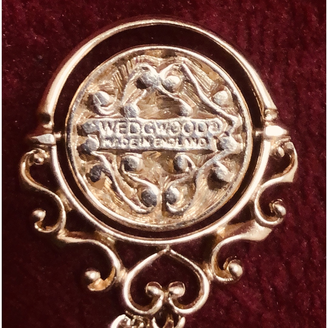 WEDGWOOD(ウェッジウッド)のウェッジウッド　ネックレス　ペンダント　ピンク　ゴールド　天使 レディースのアクセサリー(ネックレス)の商品写真