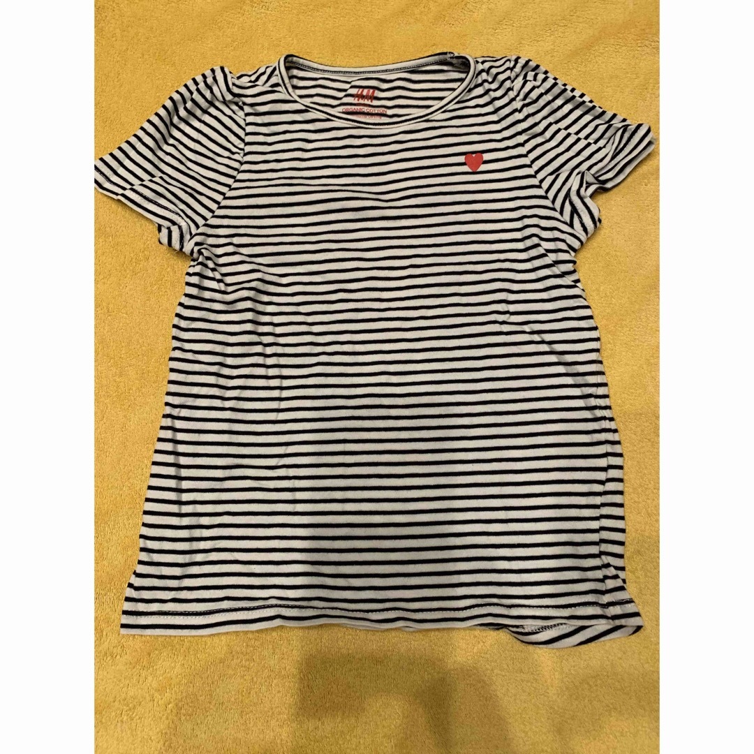 H&M(エイチアンドエム)のセール★H&M 女の子　110サイズ　Tシャツ　２枚組　ハート・蝶ワンポイント キッズ/ベビー/マタニティのキッズ服女の子用(90cm~)(Tシャツ/カットソー)の商品写真