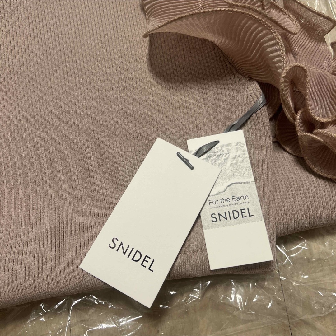 SNIDEL(スナイデル)のSNIDEL  Sustainableプリーツフリルドッキングワンピース レディースのワンピース(ロングワンピース/マキシワンピース)の商品写真