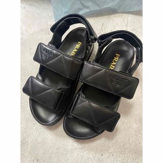 プラダ(PRADA)のPRADA パデッドナッパレザー サンダル スポサン(サンダル)