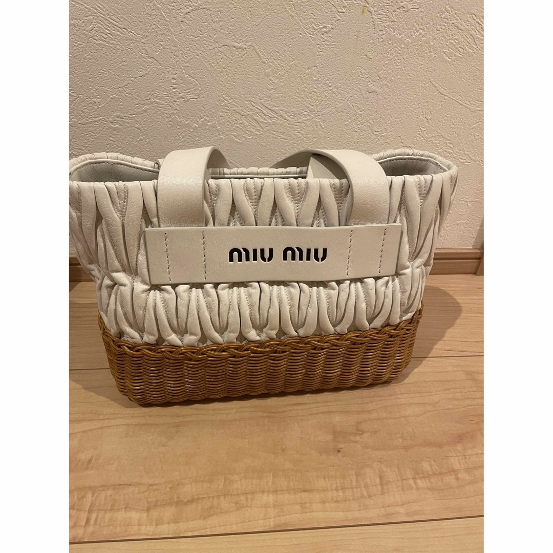 miumiu(ミュウミュウ)の売約済み レディースのバッグ(かごバッグ/ストローバッグ)の商品写真