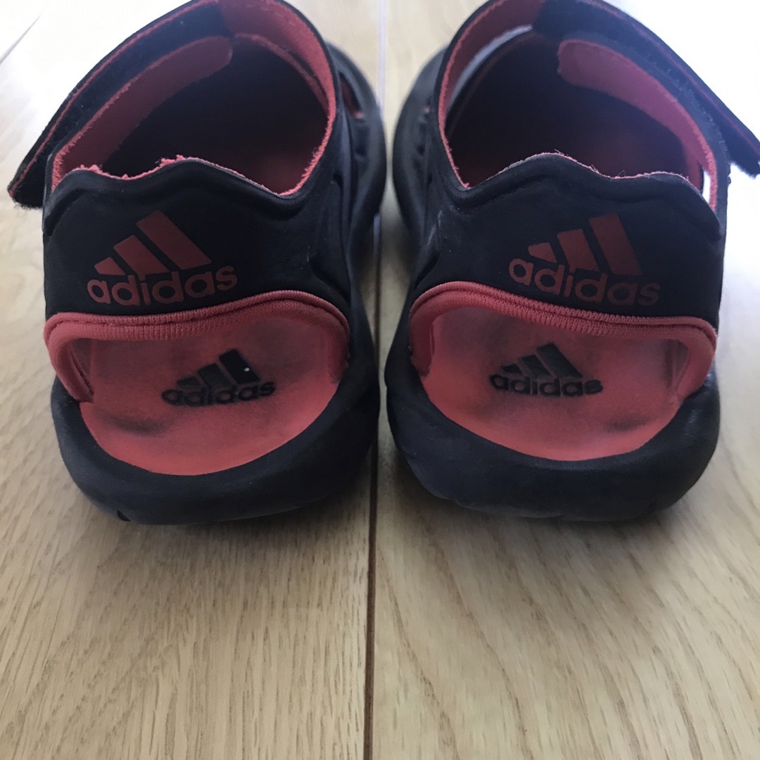 adidas(アディダス)のadidas サンダル キッズ/ベビー/マタニティのキッズ靴/シューズ(15cm~)(サンダル)の商品写真