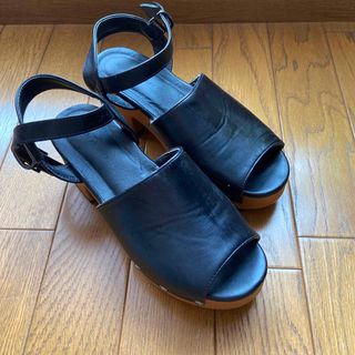 アズールバイマウジー(AZUL by moussy)のAZUL by moussy 厚底サンダルブラック　ストラップ付き　ウッド調　M(サンダル)