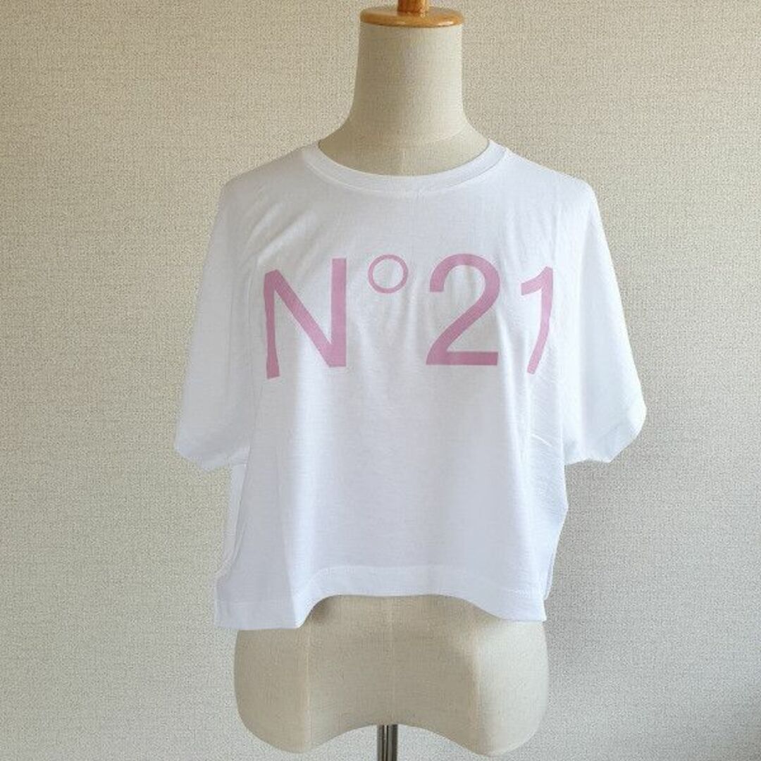 N°21(ヌメロヴェントゥーノ)の【新品・未使用】N°21 KIDS ロゴ クロップドTシャツ　ホワイト　16Y キッズ/ベビー/マタニティのキッズ服女の子用(90cm~)(Tシャツ/カットソー)の商品写真