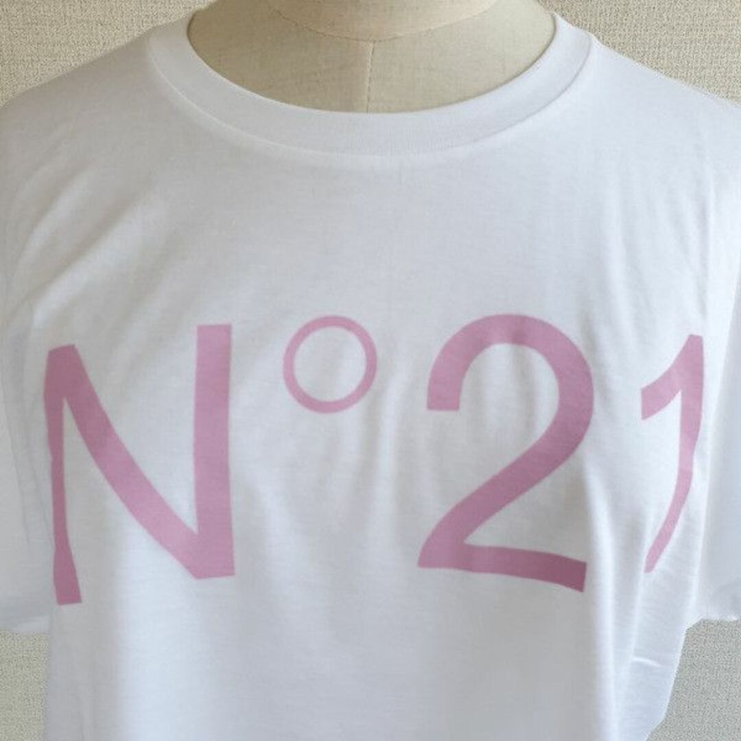 N°21(ヌメロヴェントゥーノ)の【新品・未使用】N°21 KIDS ロゴ クロップドTシャツ　ホワイト　16Y キッズ/ベビー/マタニティのキッズ服女の子用(90cm~)(Tシャツ/カットソー)の商品写真