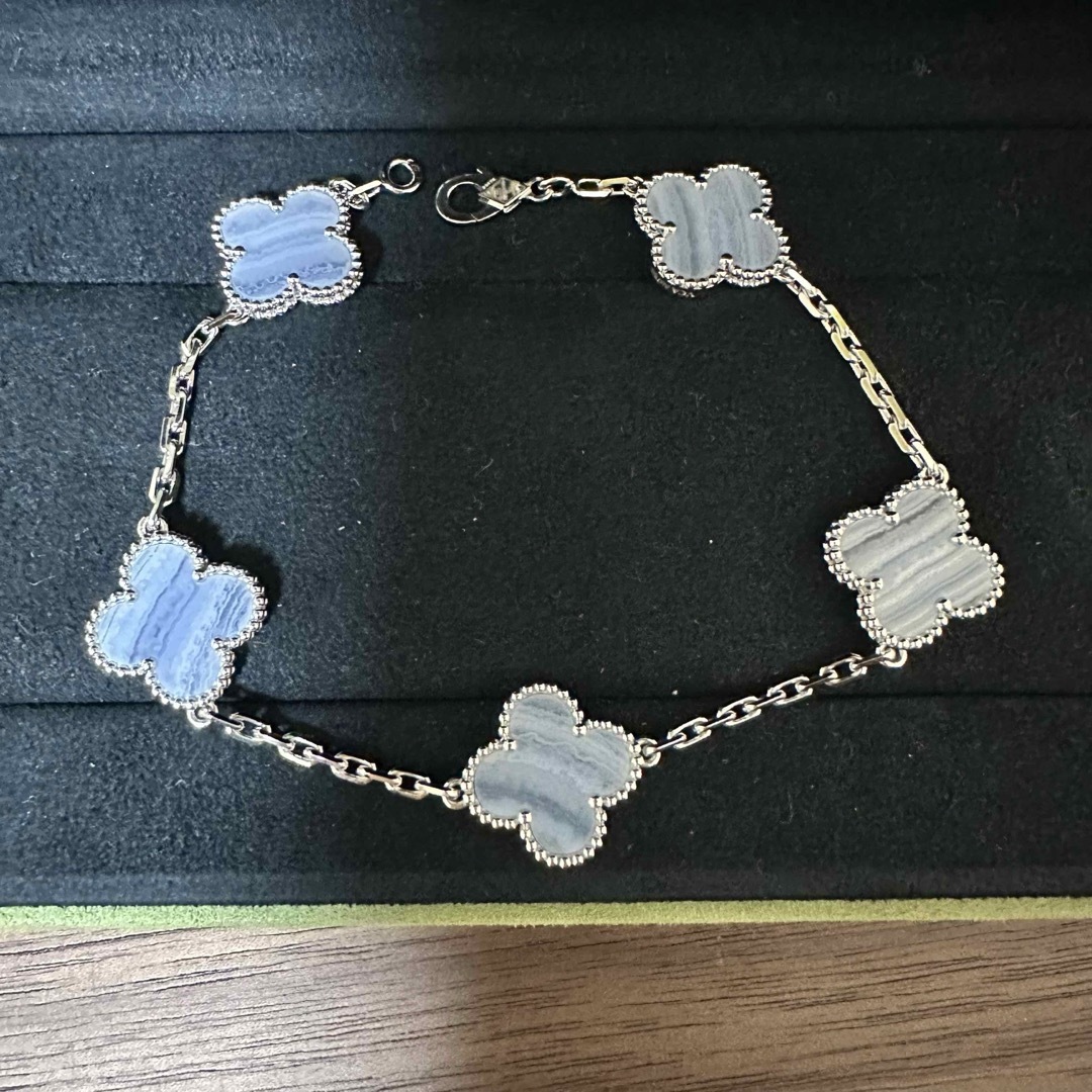 Van Cleef & Arpels(ヴァンクリーフアンドアーペル)のヴィンテージ アルハンブラ ブレスレット カルセドニー レディースのアクセサリー(ブレスレット/バングル)の商品写真