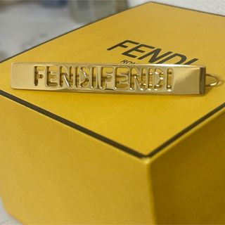 フェンディ(FENDI)のFendiフェンディ ロゴヘアクリップ アクセサリー ゴールド(バレッタ/ヘアクリップ)