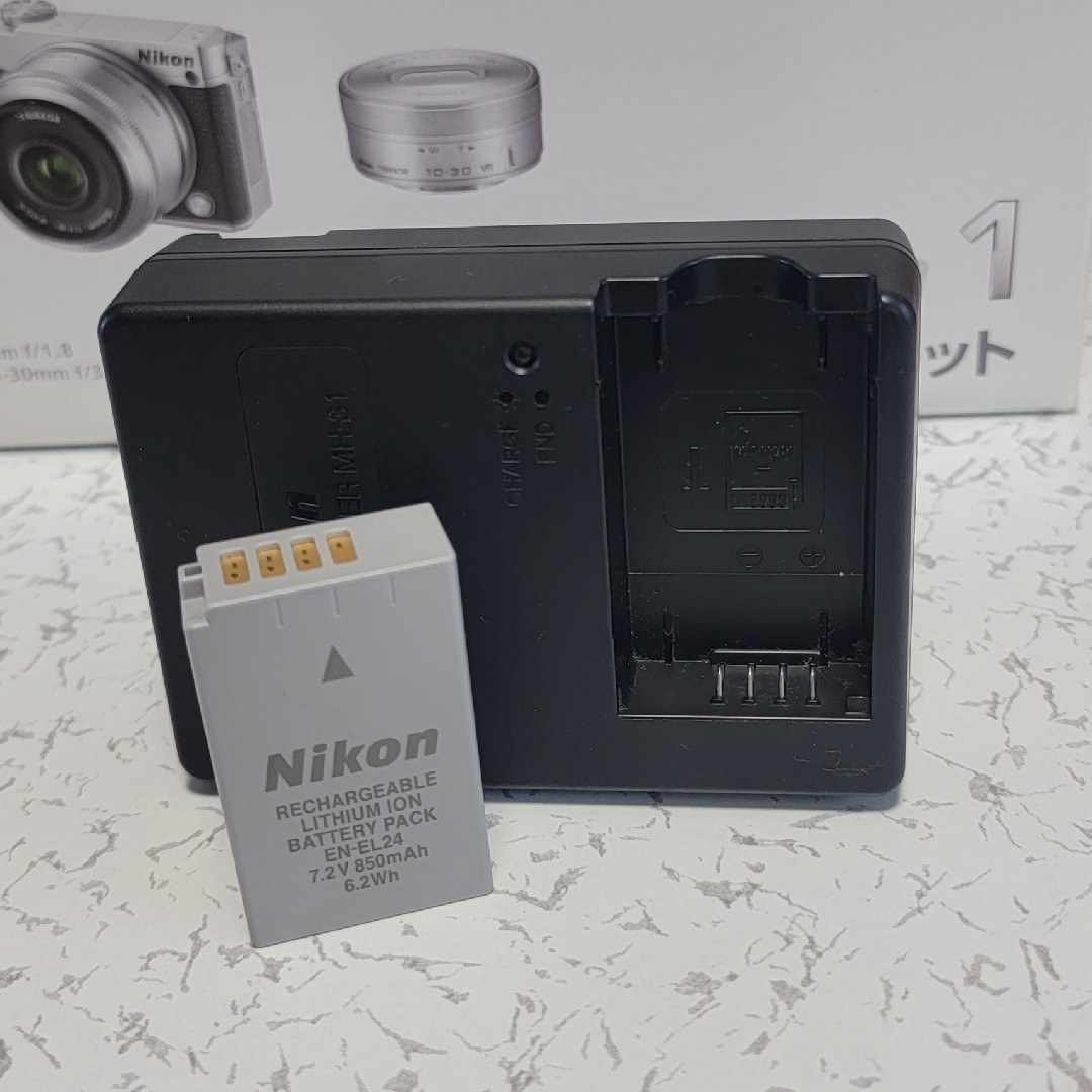 Nikon(ニコン)のNIKON1 J5 ダブルレンズキット シルバー スマホ/家電/カメラのカメラ(ミラーレス一眼)の商品写真