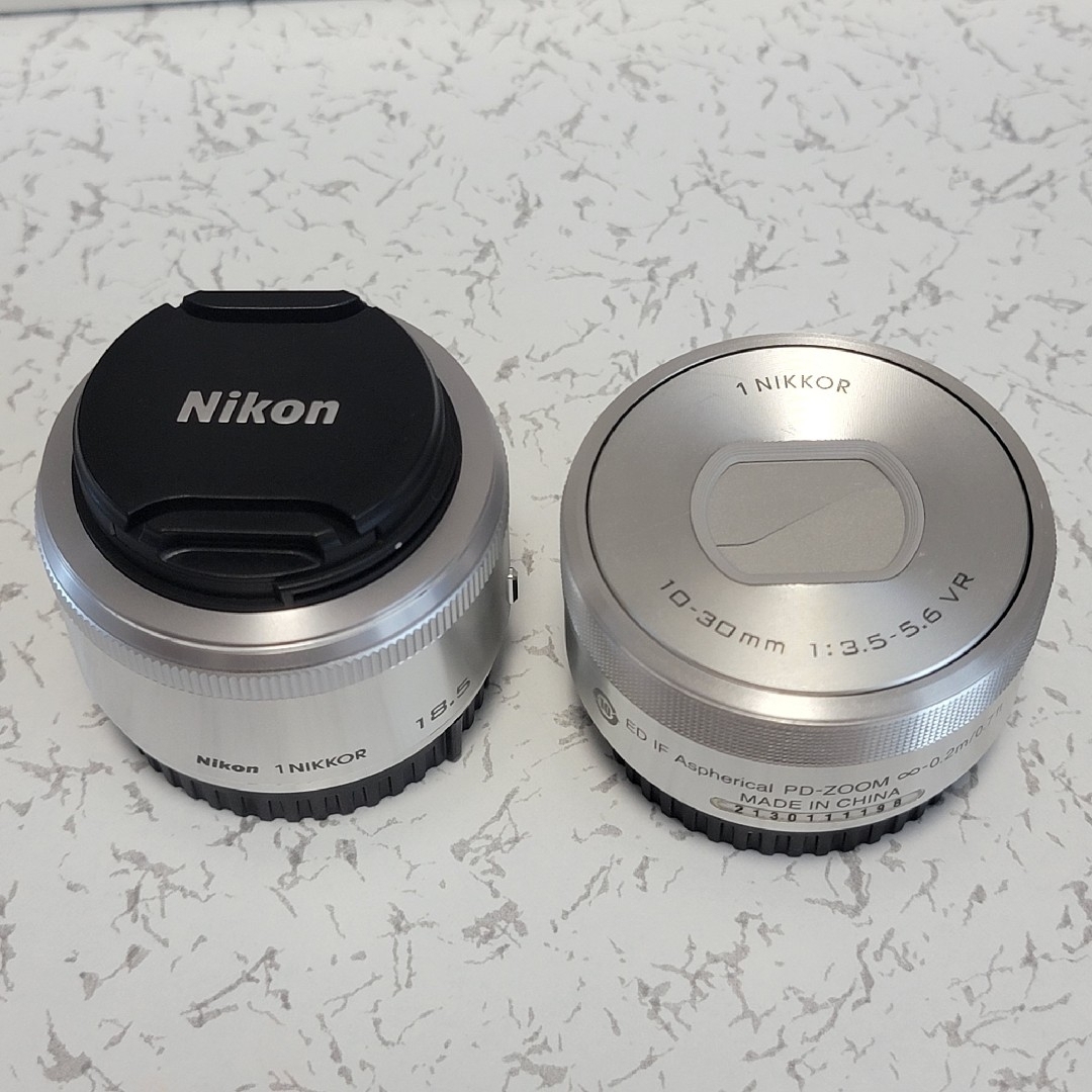 Nikon(ニコン)のNIKON1 J5 ダブルレンズキット シルバー スマホ/家電/カメラのカメラ(ミラーレス一眼)の商品写真