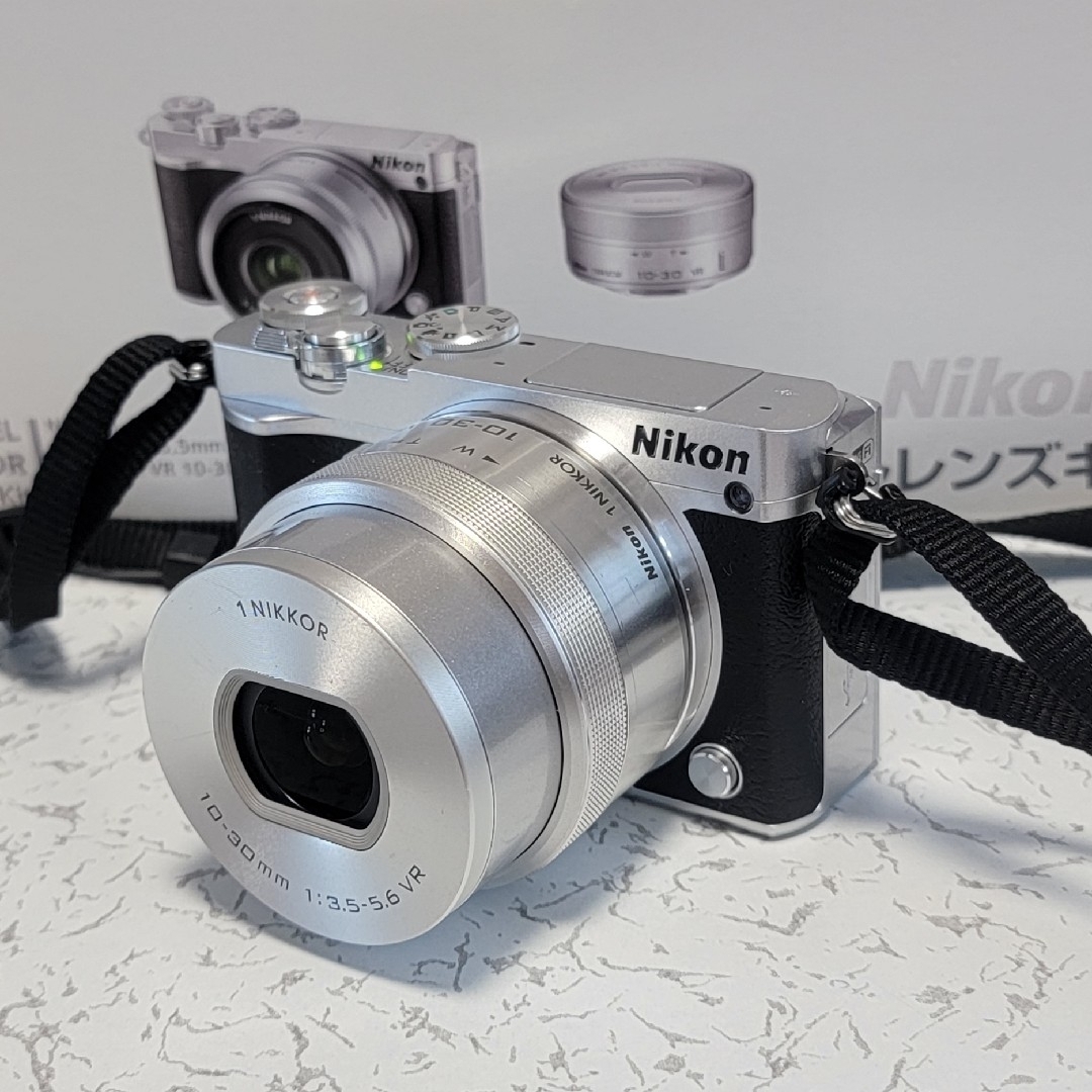 Nikon(ニコン)のNIKON1 J5 ダブルレンズキット シルバー スマホ/家電/カメラのカメラ(ミラーレス一眼)の商品写真