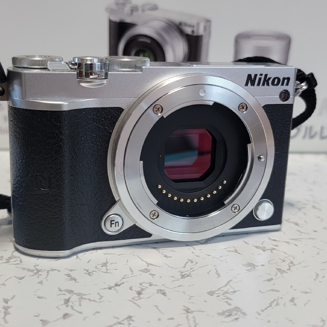 Nikon(ニコン)のNIKON1 J5 ダブルレンズキット シルバー スマホ/家電/カメラのカメラ(ミラーレス一眼)の商品写真