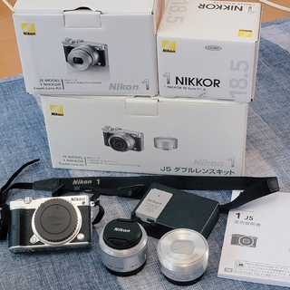 ニコン(Nikon)のNIKON1 J5 ダブルレンズキット シルバー(ミラーレス一眼)