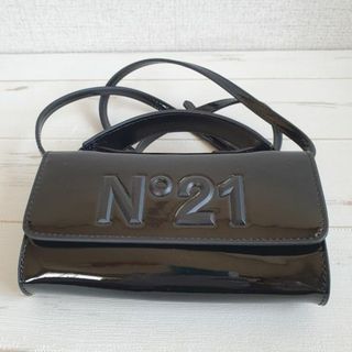 ヌメロヴェントゥーノ(N°21)の【新品・未使用】N°21 KIDS エンボスロゴミニショルダーバッグ　ブラック(ポシェット)