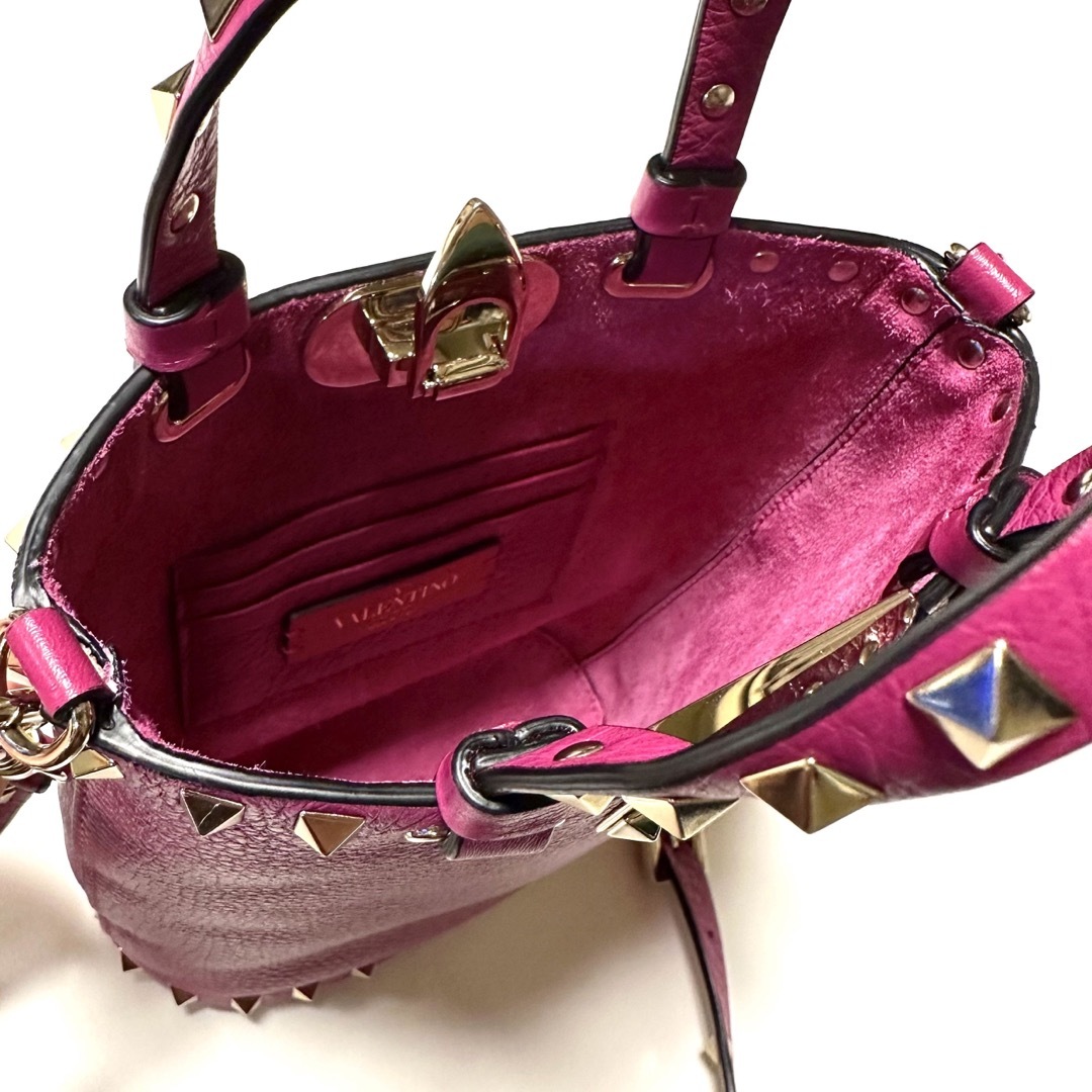 valentino garavani(ヴァレンティノガラヴァーニ)のヴァレンティノ ロックスタッズ グレインカーフスキン クロスボディポーチ レディースのバッグ(ショルダーバッグ)の商品写真