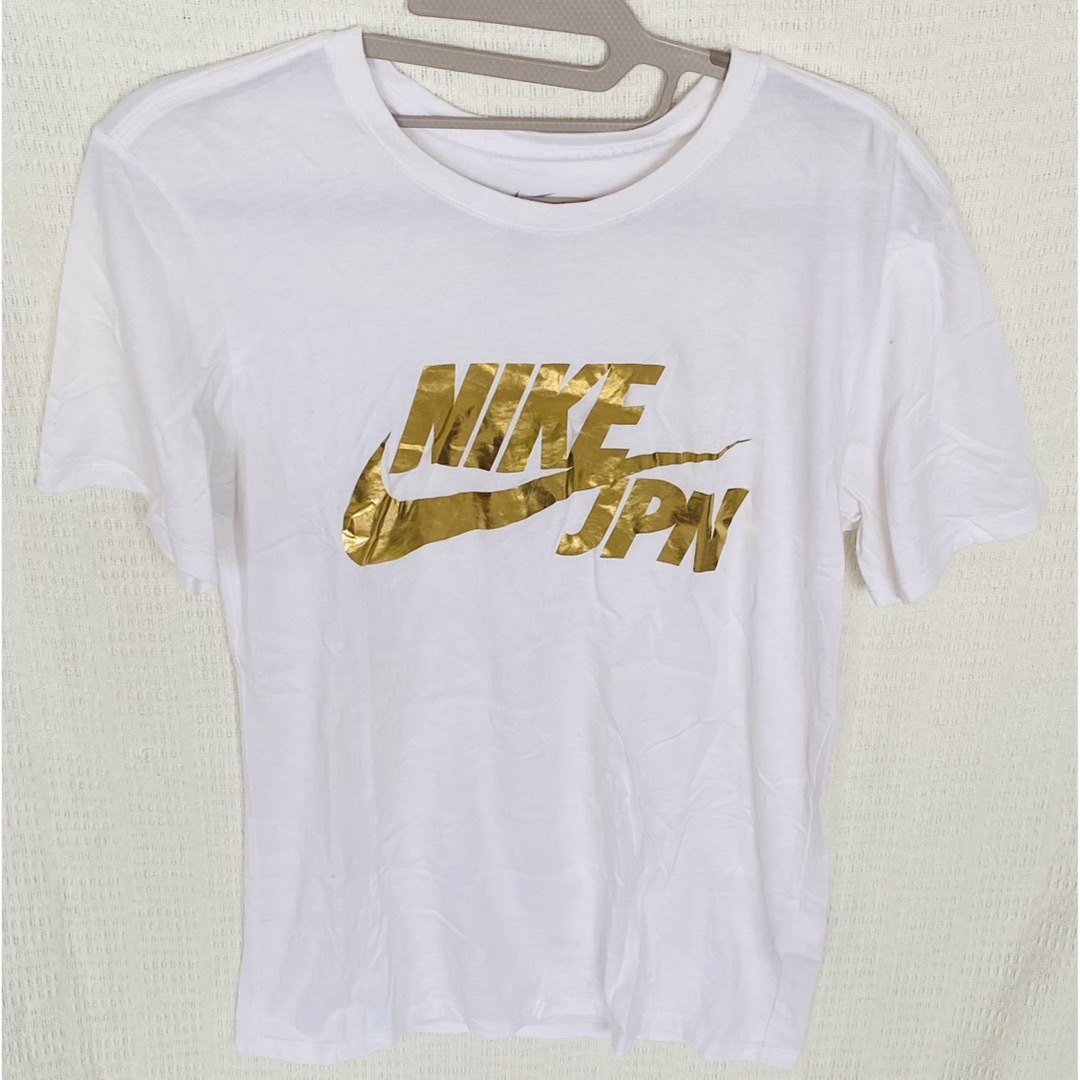 NIKE(ナイキ)のNIKE JPN ゴールドロゴTシャツ レディースのトップス(Tシャツ(半袖/袖なし))の商品写真