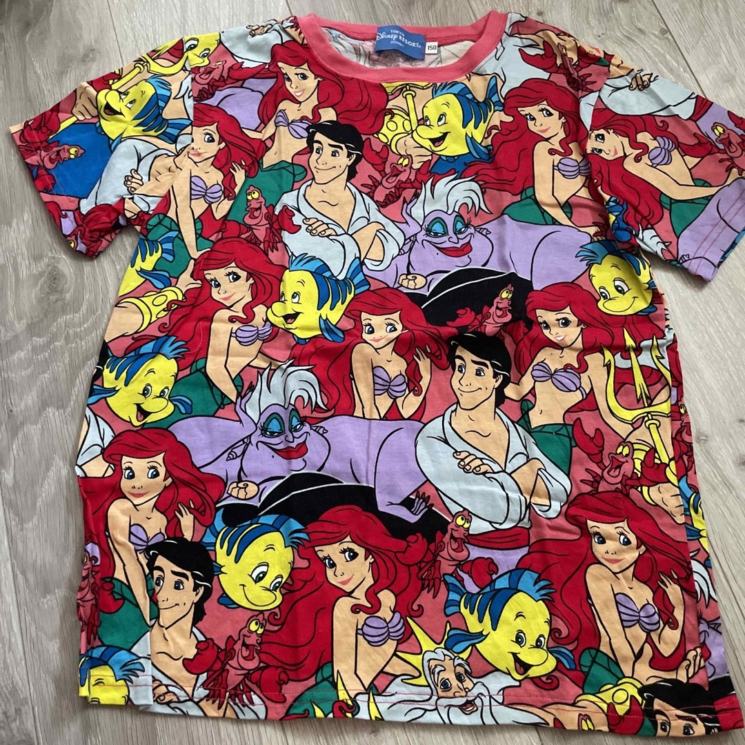 Disney(ディズニー)のディズニーシー リトルマーメイド総柄Tシャツ エンタメ/ホビーのおもちゃ/ぬいぐるみ(キャラクターグッズ)の商品写真