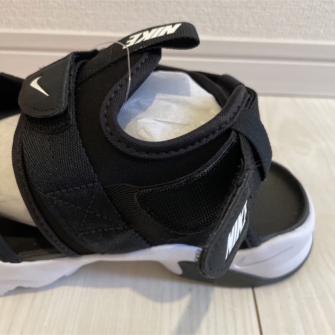 NIKE(ナイキ)の新品未使用　NIKE  キャニオン サンダル  ブラック25cm 黒 レディースの靴/シューズ(サンダル)の商品写真