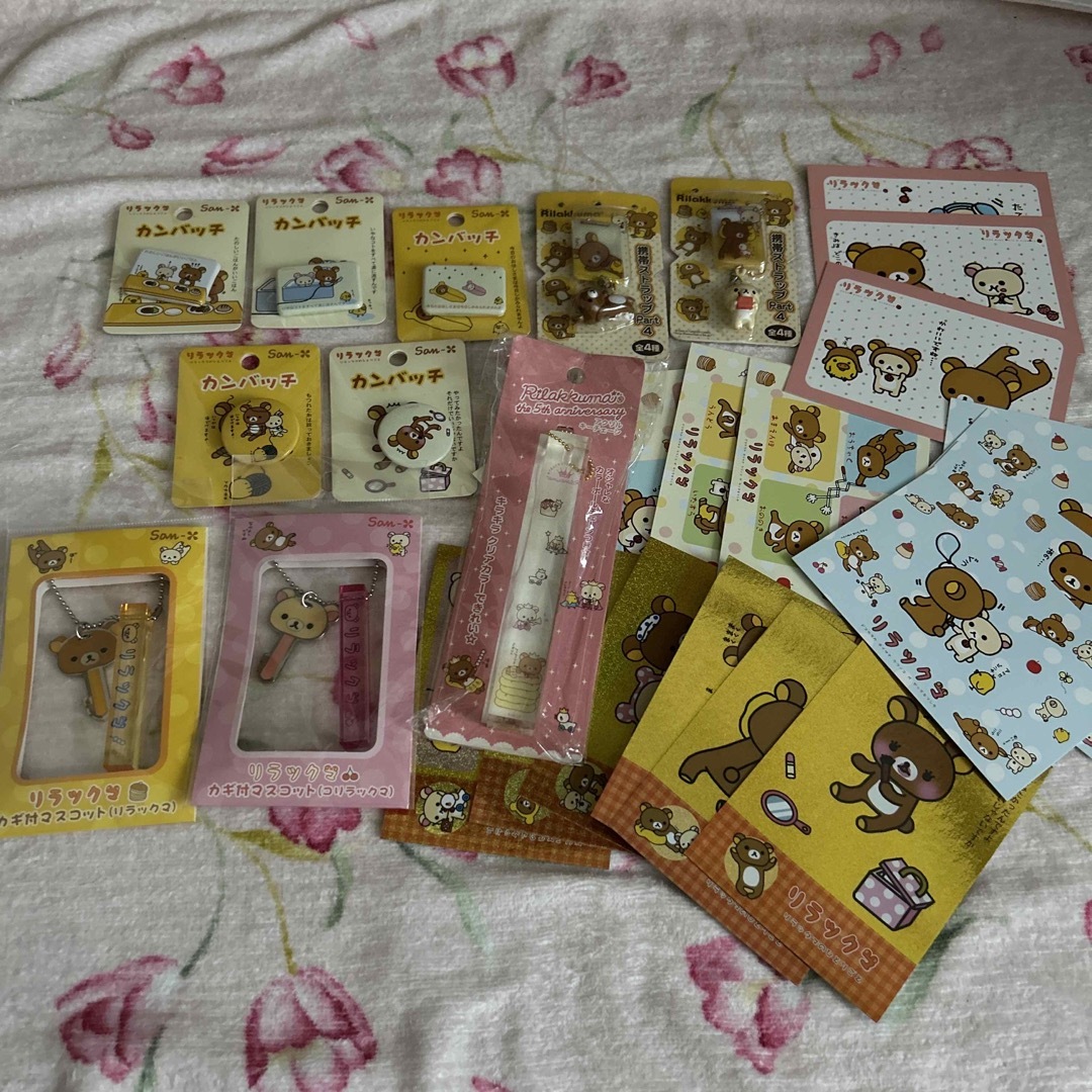 激レア!2004年〜リラックマグッズセット☆キーチェーン&ストラップ&缶バッジ等 | フリマアプリ ラクマ