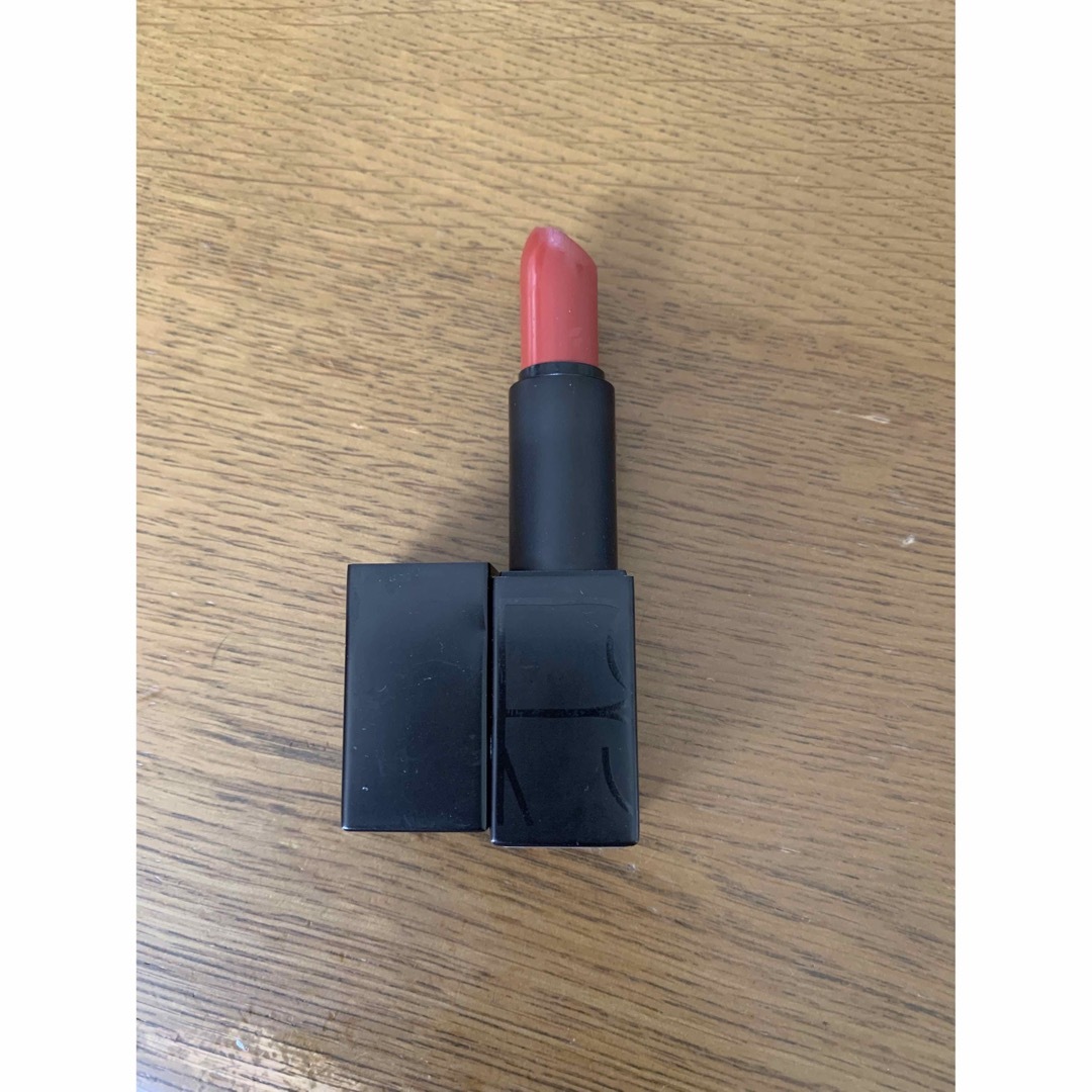 NARS(ナーズ)のNARS オーデイシャスリップスティック　9497 コスメ/美容のベースメイク/化粧品(口紅)の商品写真